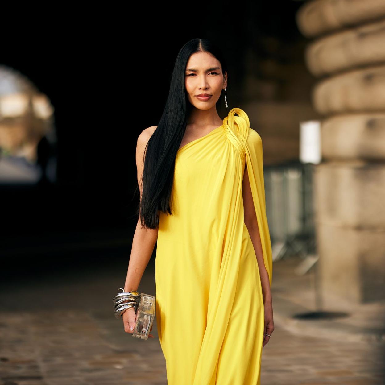 Una mujer con un vestido amarillo.