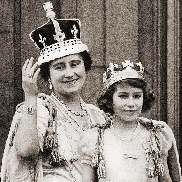 La reina madre, luciendo la riviere de diamantes, junto a su hijas, la reina Isabel II en 1936. 