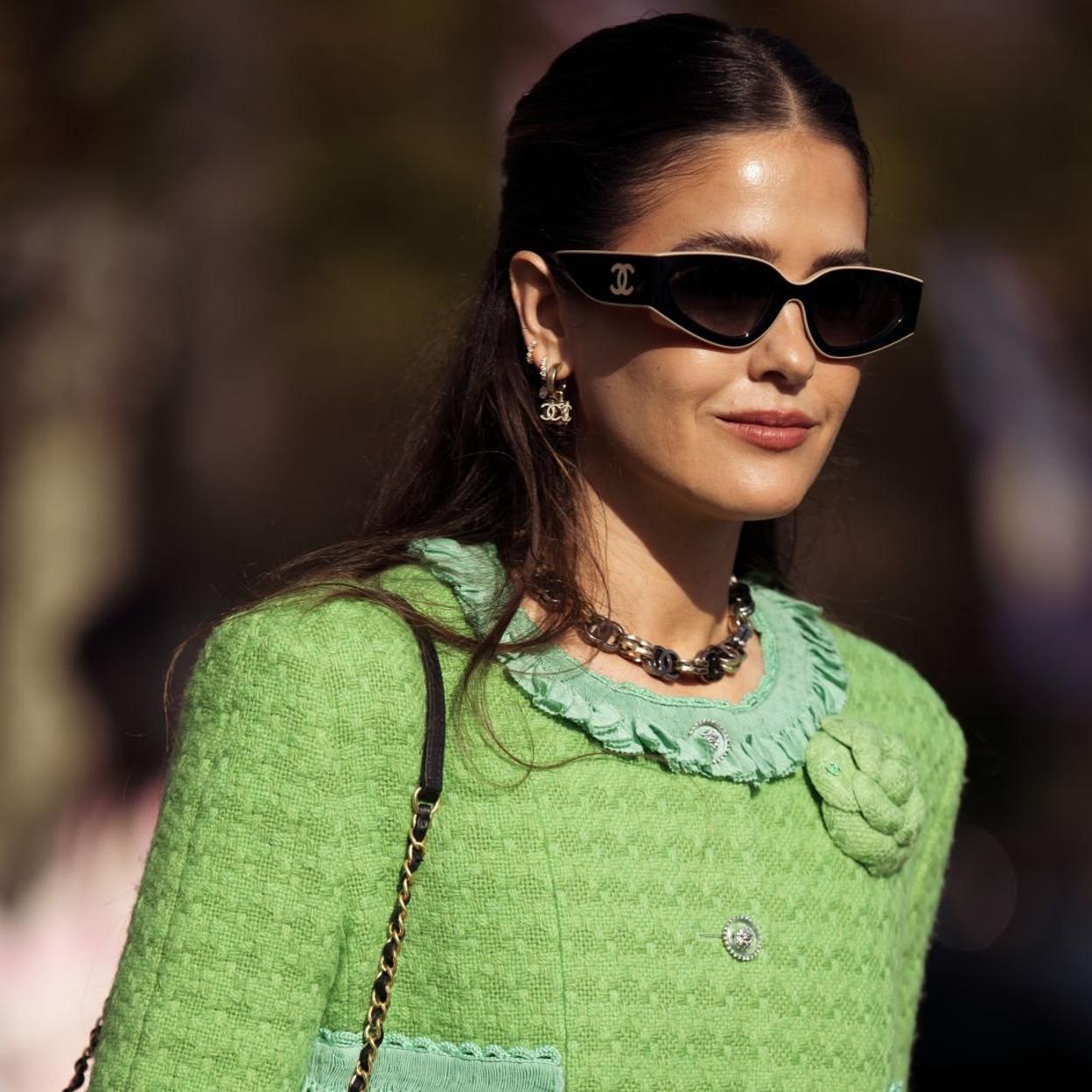 Influencer con accesorios tendencia para primavera-verano