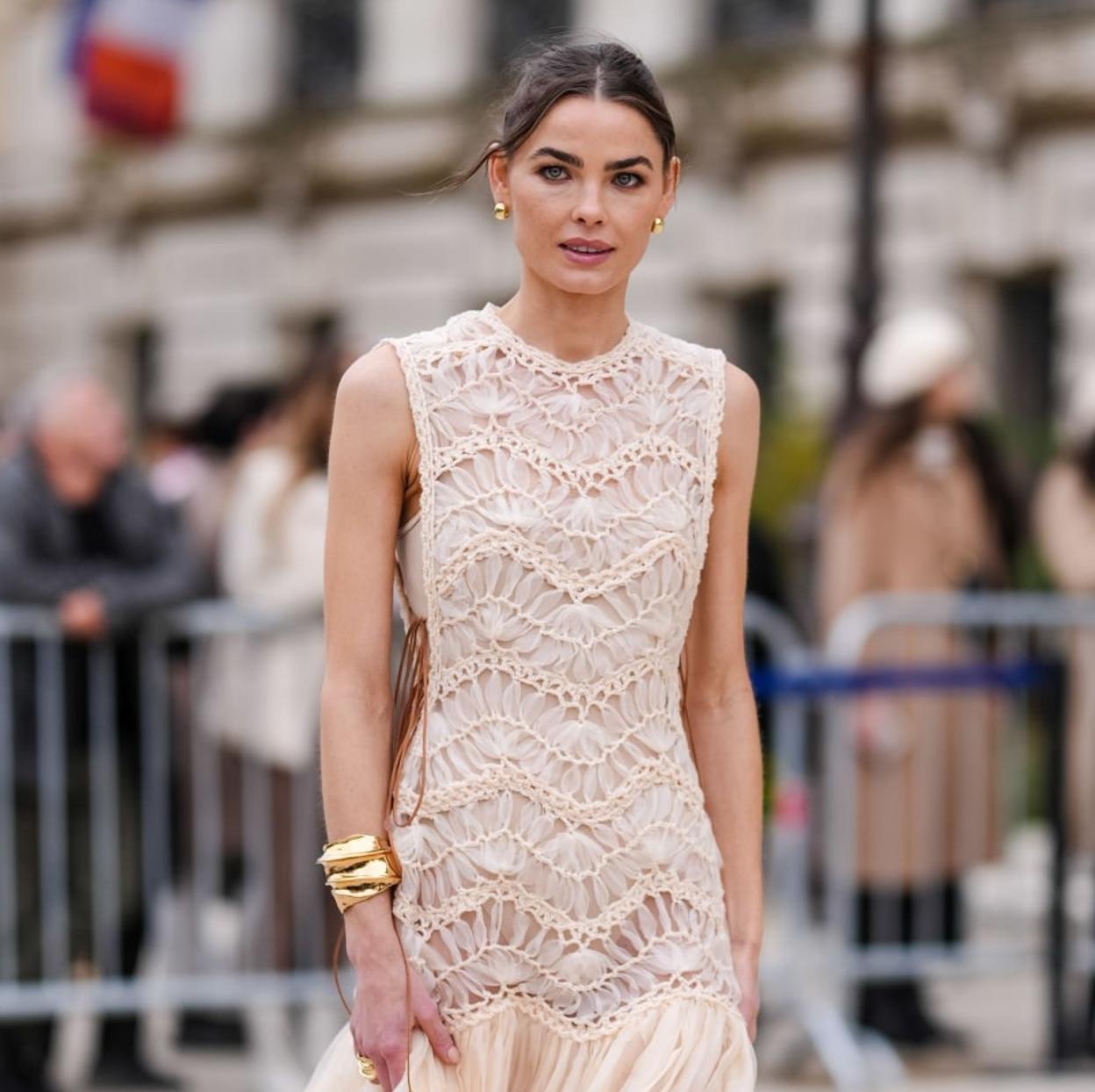 Bambi Northwood con un vestido de cintura caída.