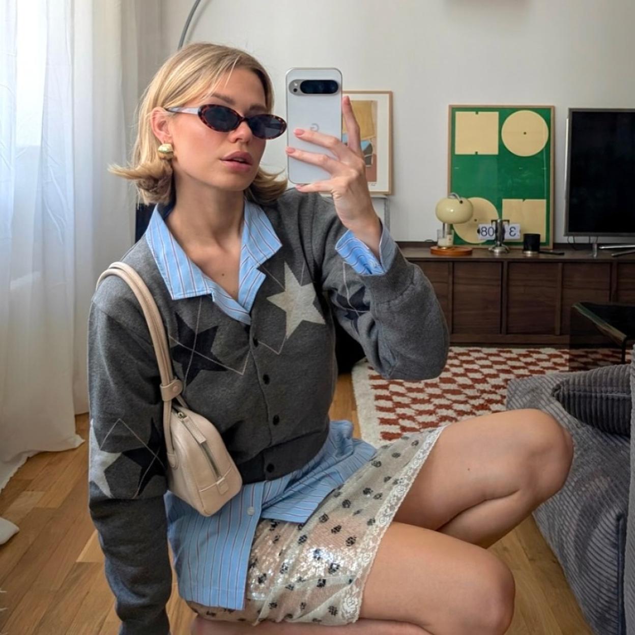 La tendencia más preppy son los cárdigans sobre camisas. 