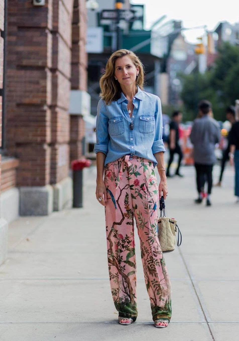 Pantalones estampados que llevar a los 50 para ir ideal con camisas esta primavera