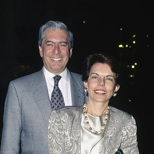 El escritor junto a Patricia Llosa, la mujer que ha estado a su lado durante cincuenta años.