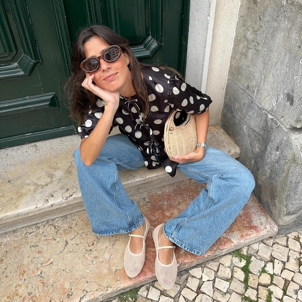 Influencer con blusa de lunares