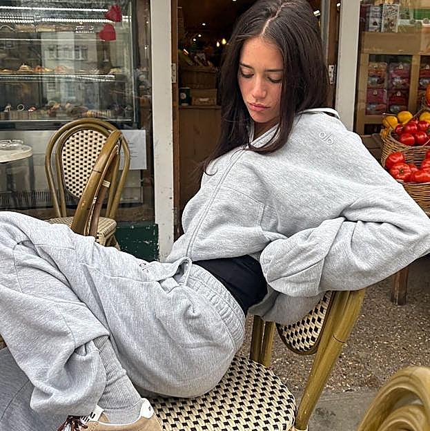 Mujer con un estilismo deportivo. 