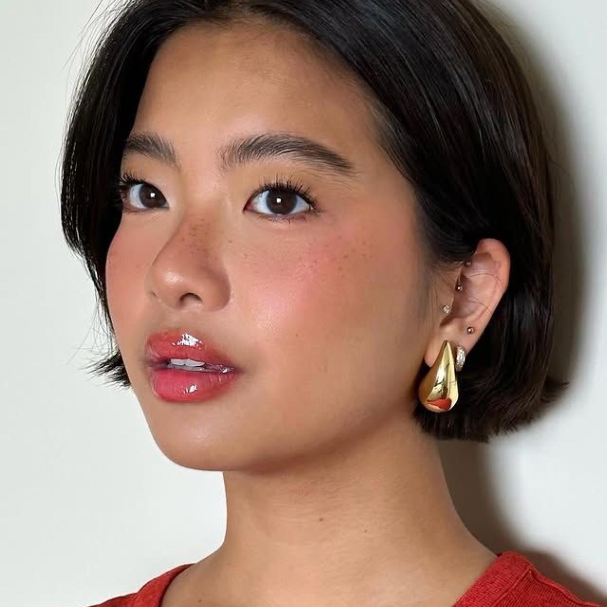 Influencer con lip combo para primavera