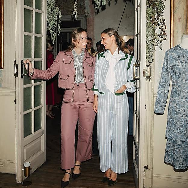 Lucía Bárcena y otra influencer vestidas de Mría de la Ordn.