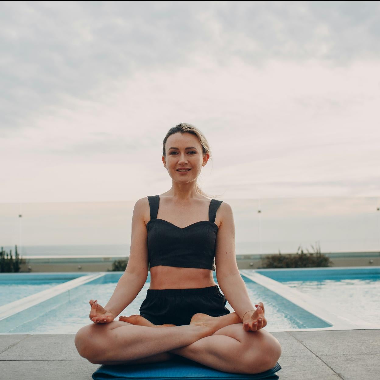 Mujer practicando yoga. 