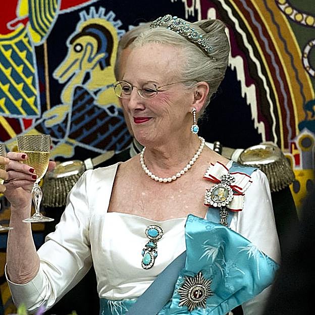 La reina Margarita luciendo la tiara que aún se le resiste a Mary de Dinamarca.