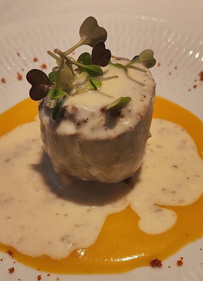 Imagen - La deliciosa alcachofa rellena de rabo de toro con parmentier de patata que podemos encontrar entre las propuestas fuera de carta de Candeli. / AFL