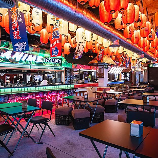 El comedor del Okio Asian Street Market en el que se pueden degustar las elaboraciones de sus ocho puestos. 