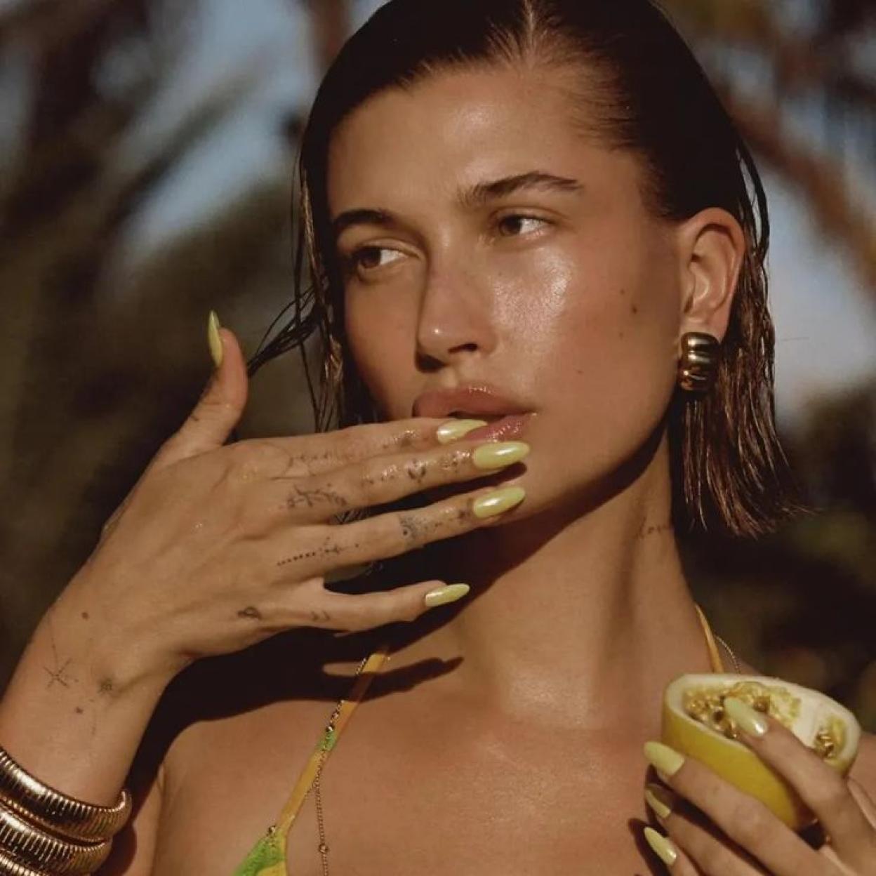 Hailey Bieber con unas uñas color mantequilla.