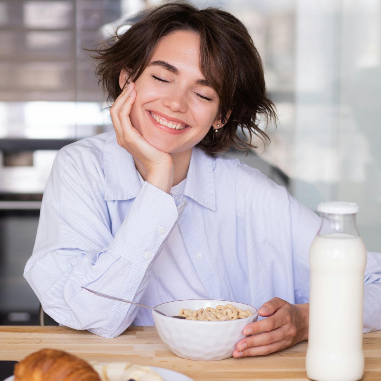 Consumir proteínas en el desayuno te ayudará a evitar los antojos de dulces. 