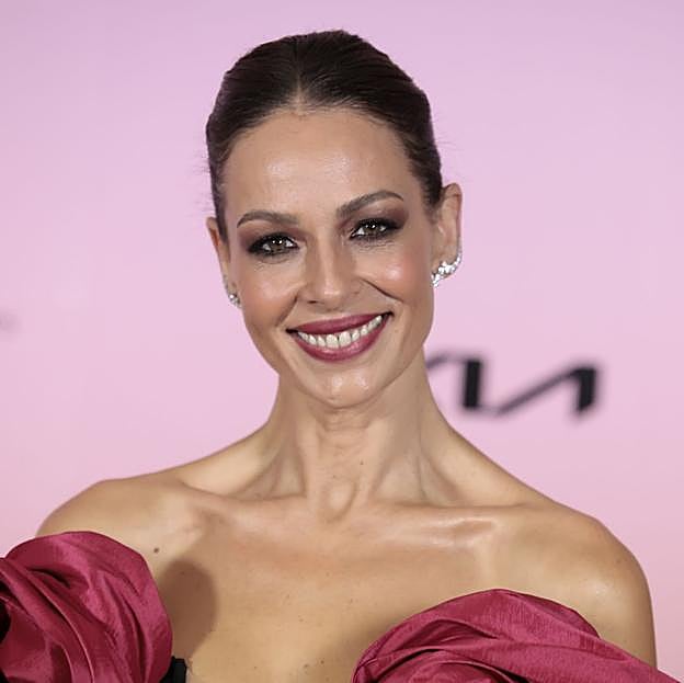 Los vaqueros blancos perfectos los tiene Eva González: anchos, de talle alto y de efecto estilizador