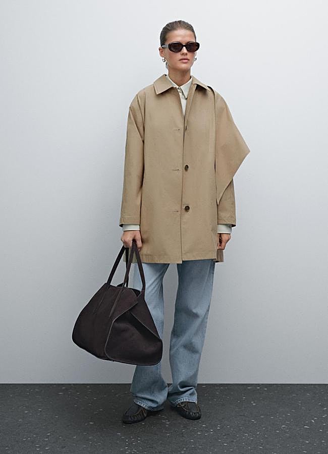 Imagen - Gabardina corta tipo capa de Massimo Dutti, 99,95 euros.