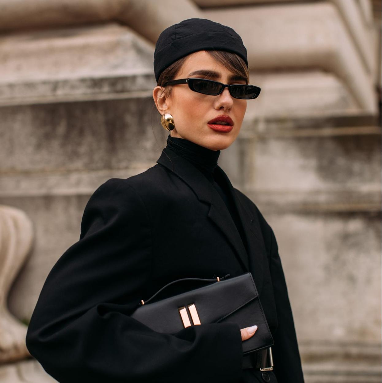 Un look con gafas de sol pequeñas.