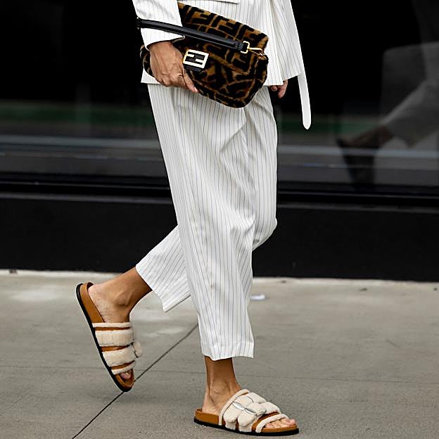 Vuelven las sandalias con hebilla, el calzado cómodo y fresquito para llevar a diario