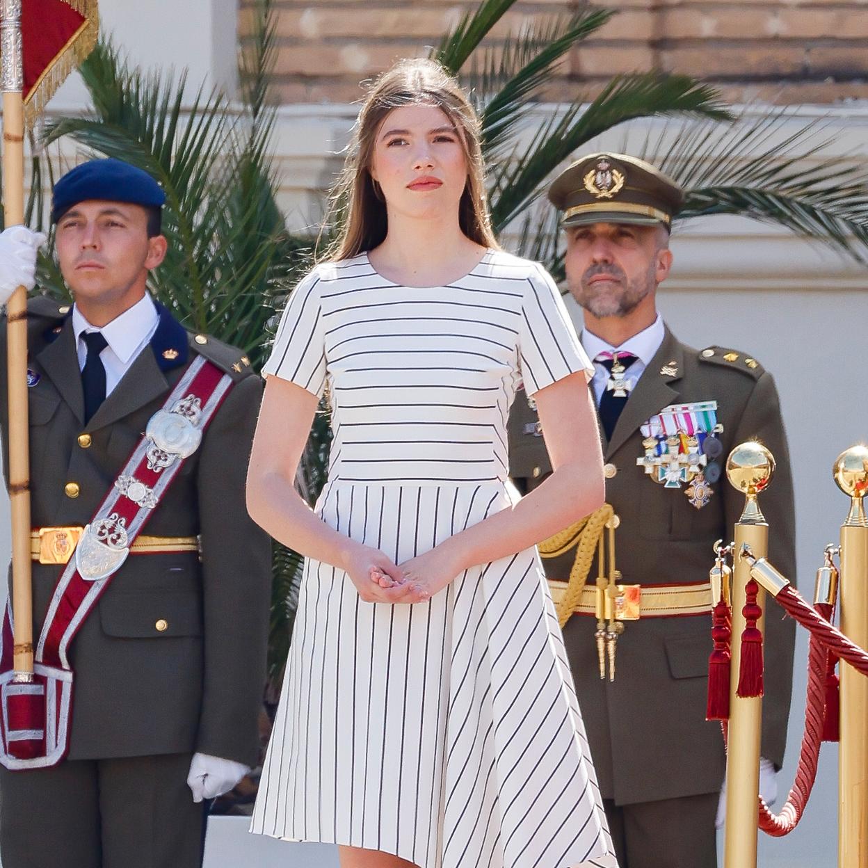 La infanta Sofía durante la entrega de los Reales Despachos de Empleo en la Academia General Militar. 
