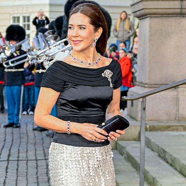Mary de Dinamarca arrasa con un look que tiene casi 20 años: se viste de gala con una falda de lentejuelas larga