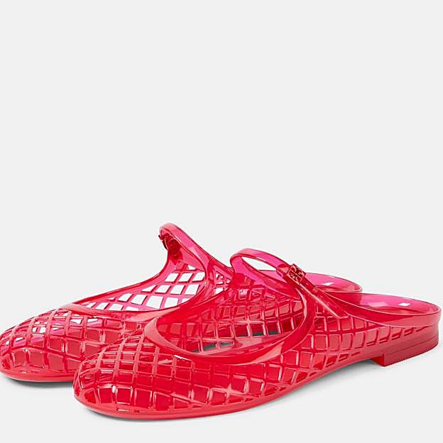 Imagen principal - Mules destalonados en rojo con detalle de rejilla de Tory Burch.