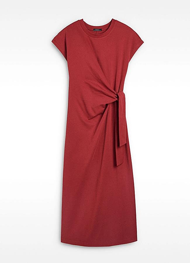 Imagen - Vestido midi con drapeado en rojo de Parfois (32,99 euros).