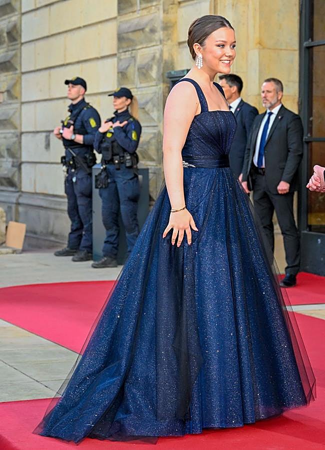 Imagen - Isabella lució un vestido azul noche con brillos en su 18 cumpleaños. / GTRES