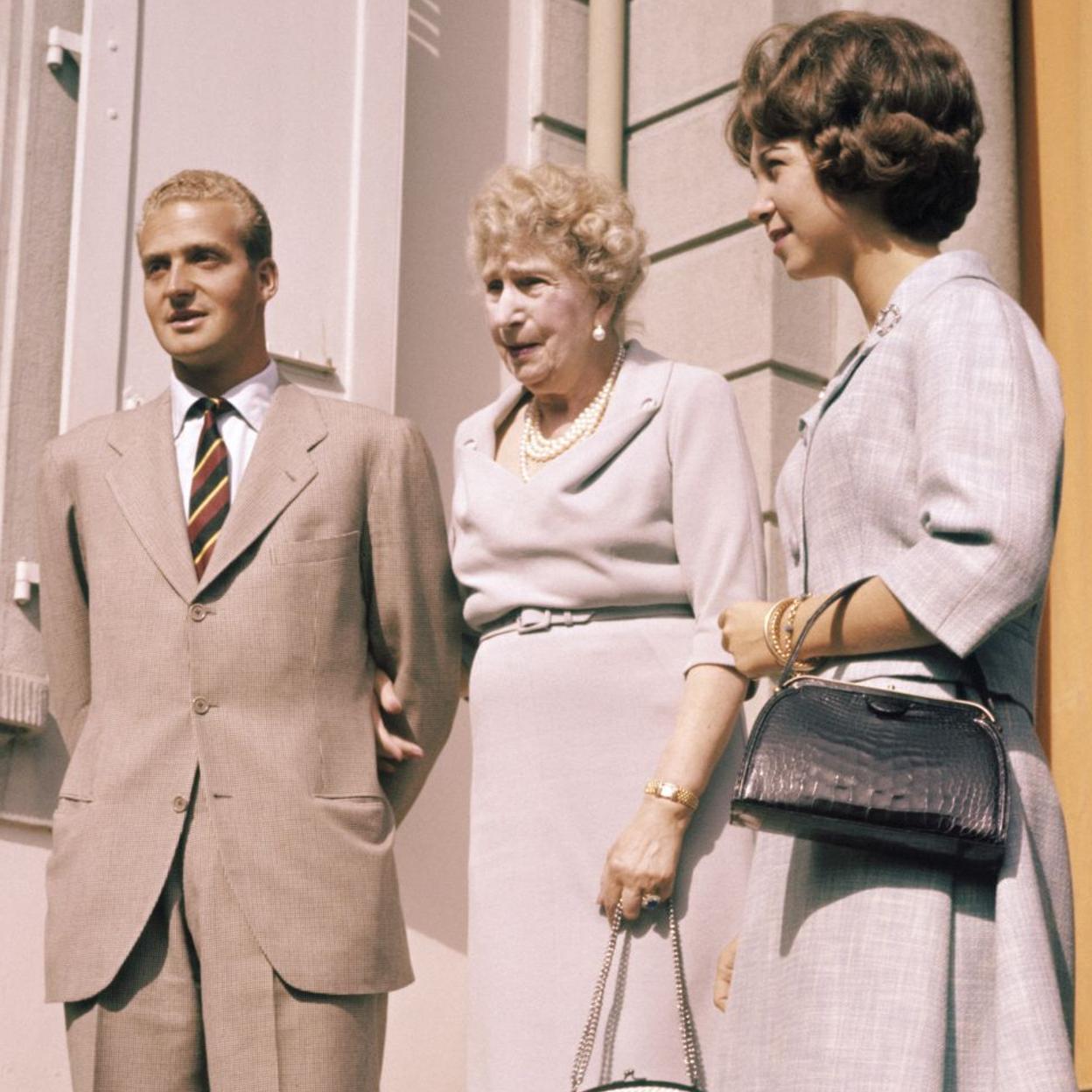 La reina Victoria Eugenia junto al rey Juan Carlos y la reina Sofía en una imagen de 1961. 