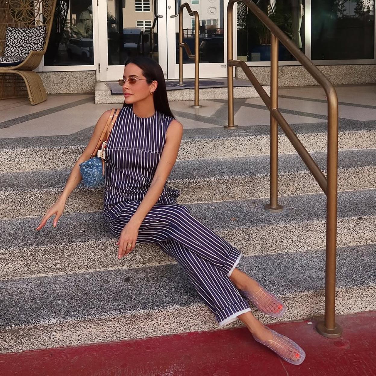 La influencer María Fernández-Rubíes con zapatos rejilla de Senso.