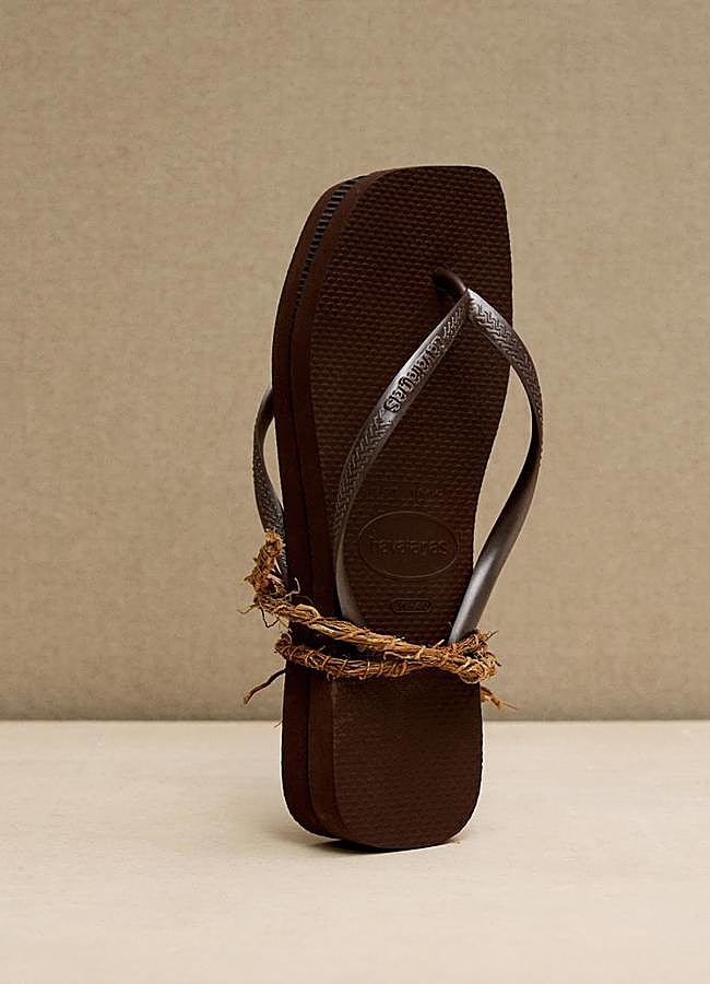 Imagen - Chanclas en marrón chocolate de la nueva colección de Zara x Havaianas. Precio: 29,95 euros. Foto: Zara.