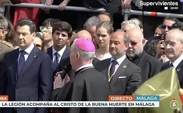 Irene Urdagarin junto a Juan Urquijo, en el palco de autoridades desde el que contempló la procesión del Cristo de la Buena Muerte, en Málaga. 