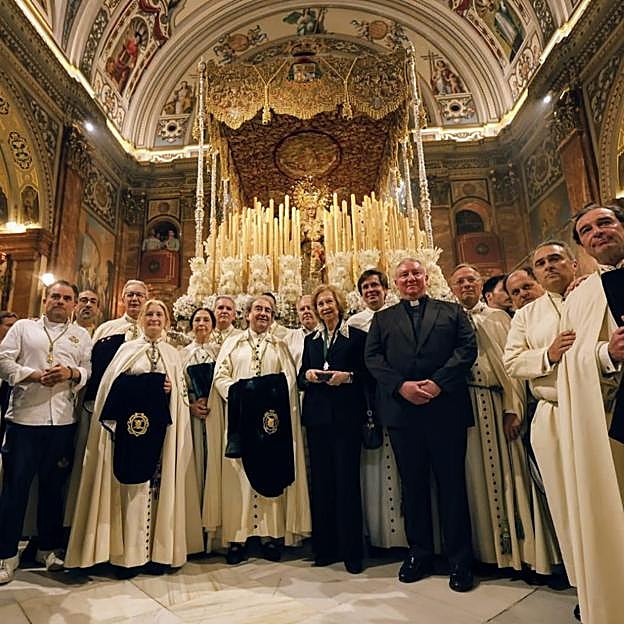 La reina Sofía ha recorrido diferentes hermandades de Sevilla.