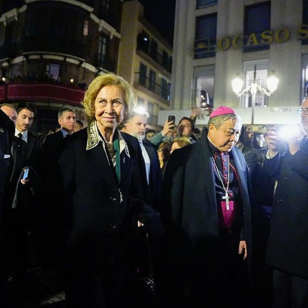 La reina Sofía durante el paso del Gran Poder por la Campana.