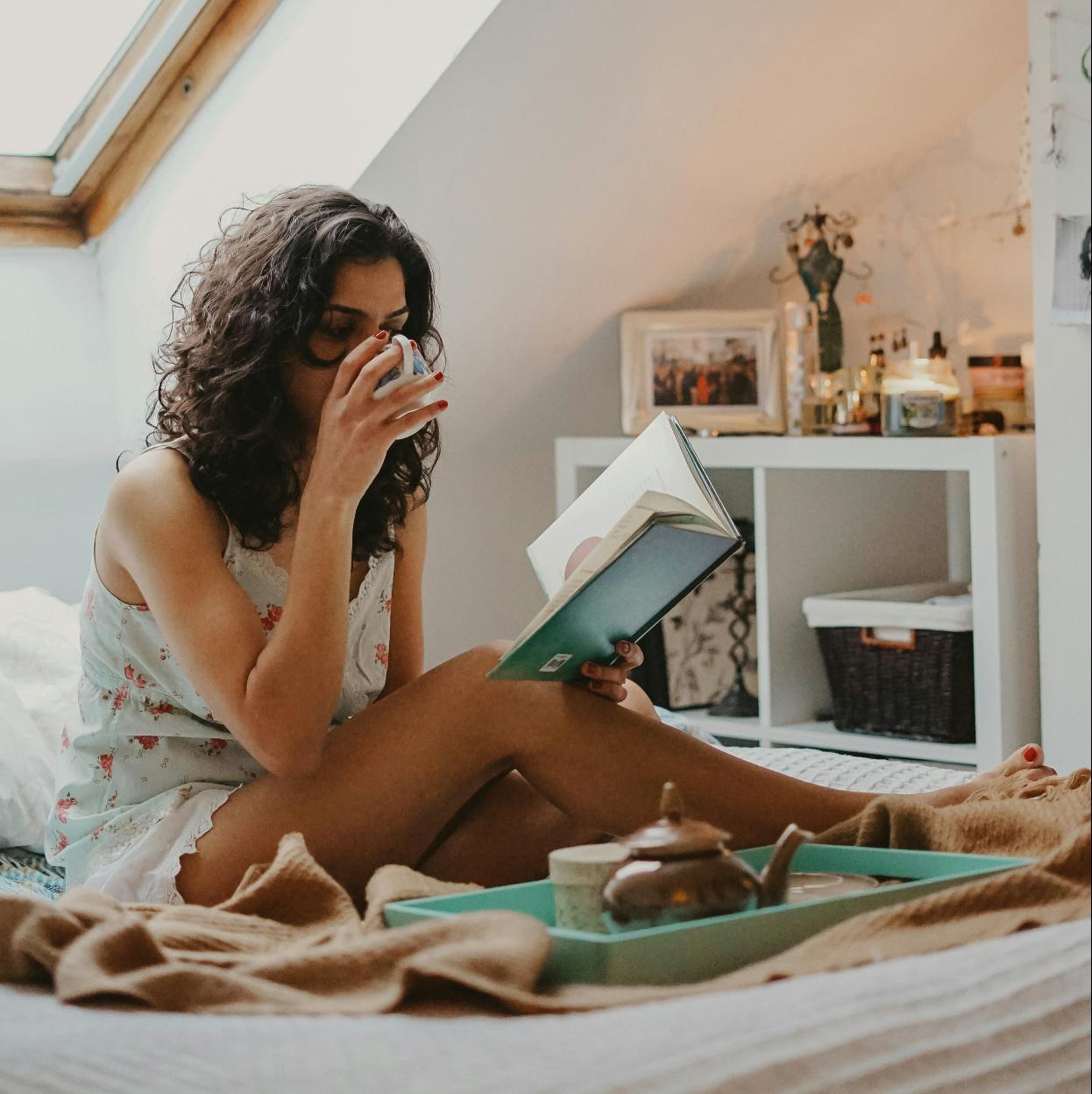 Leer es un placer y más si es esa novela que te descubre una amiga para celebrar el Día del Libro.