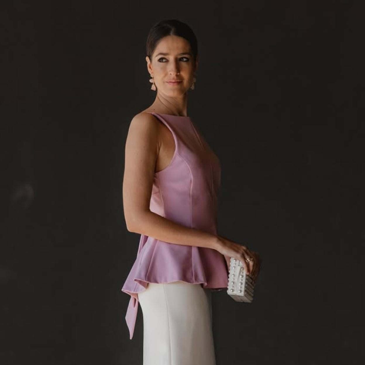 Un look con bolso clutch.