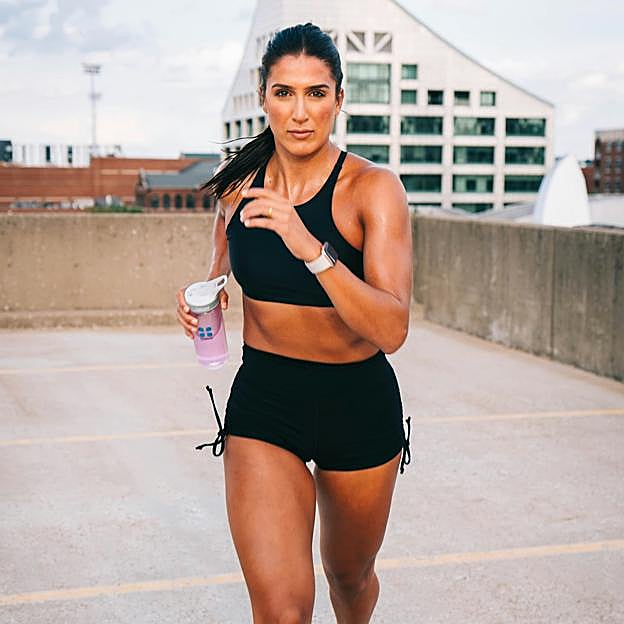 Crunch con peso, el ejercicio de cuerpo completo más poderoso para trabajar abdominales y tener vientre plano