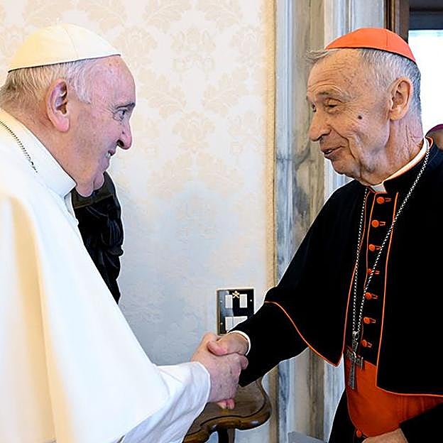 El papa Francisco saluda al jesuita Luis Francisco Ladaria. 