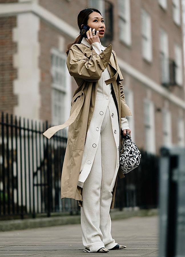 Imagen - Mujer con pantalones blancos y gabardina/LAUNCHMETRICS SPOTLIGHT