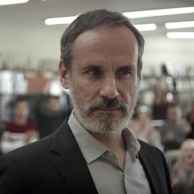 Juan Elías (Francesc Garrido) en una escena de la serie. 