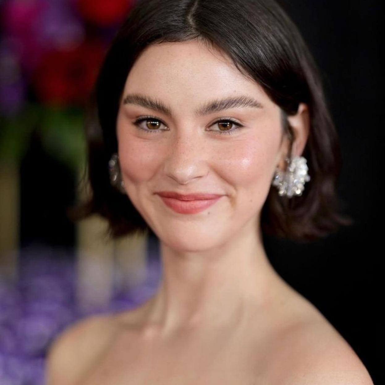 Gracie Abrams con maquillaje natural
