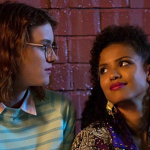 Gugu Mbatha-Raw y Mackenzie Davis en una escena de San Junipero.