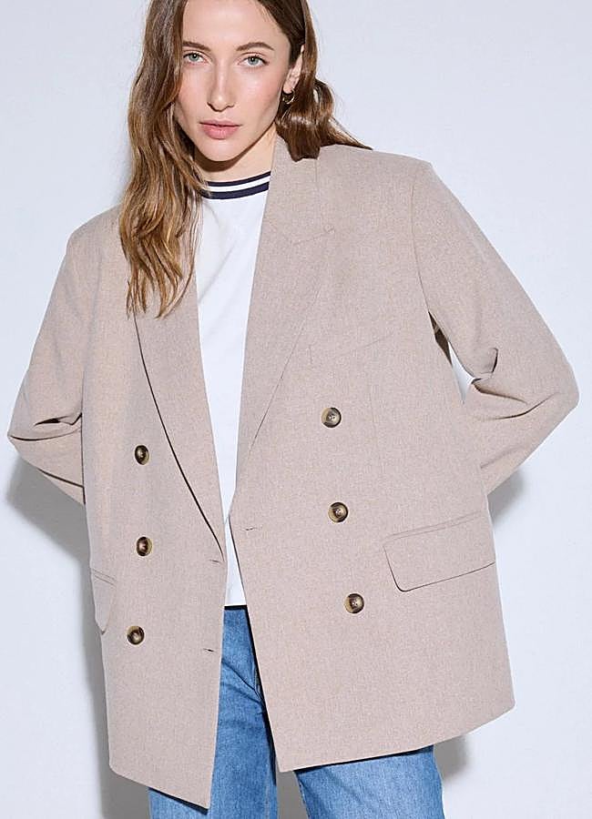 Imagen - Es una blazer de color beige claro que combina con todo.