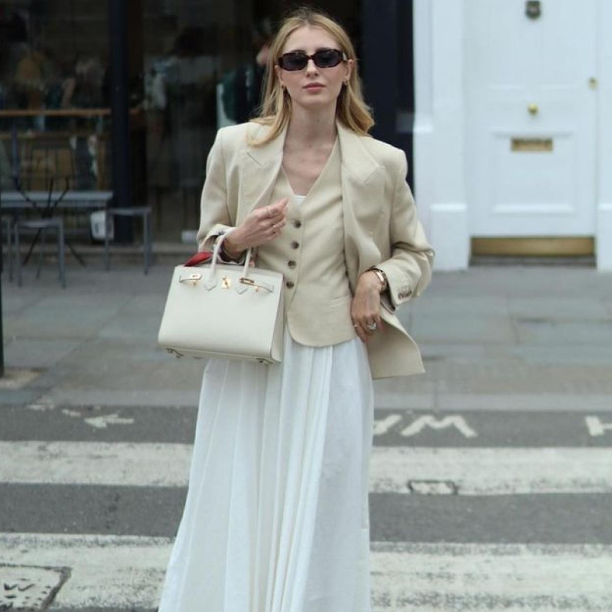 Influencer con falda para primavera tendencia