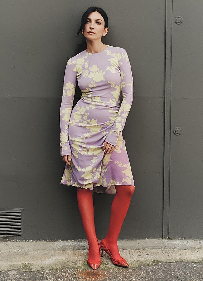 Imagen - Vestido de seda con drapeado lateral y medias, de Versace. Los salones son de Aquazzura. FOTOGRAFÍA: ENANEI / ESTILISMO: GERVASIO PÉREZ