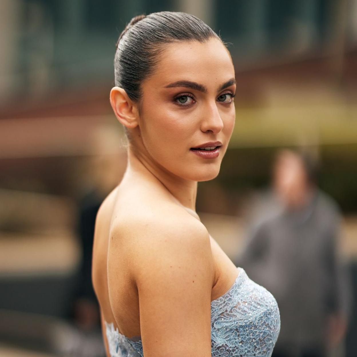 Una modelo con la piel bonita.