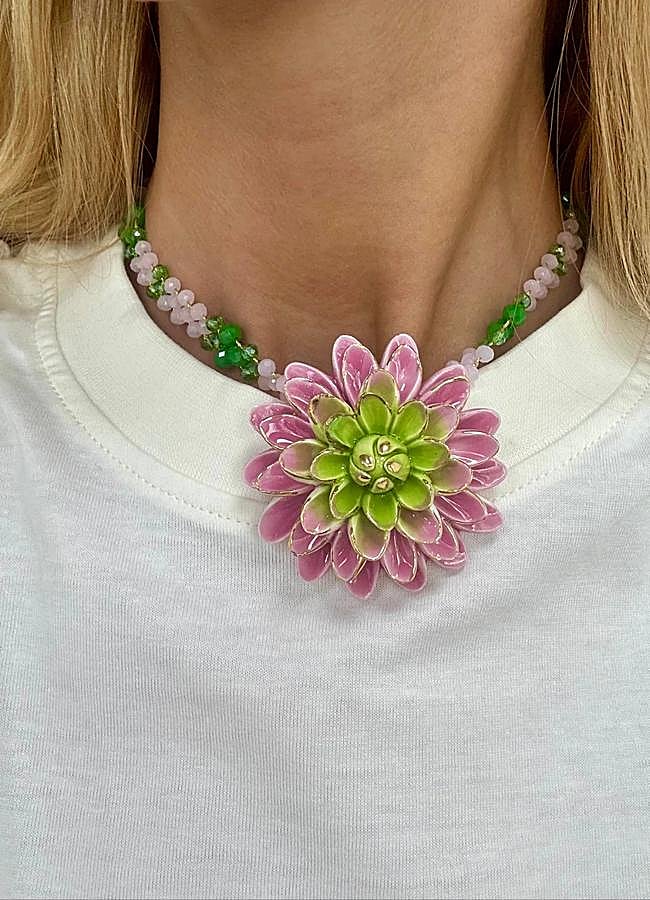 Imagen - Collar de piedras con detalle flor XL de Cashfana (140 euros).