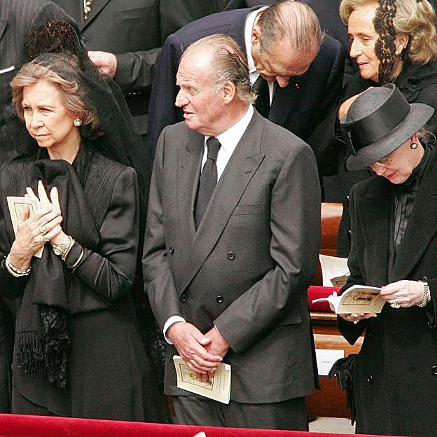Los reyes Juan Carlos y Sofía, junto a la reina Margarita de Dinamarca, en el funeral de Juan Pablo II. 