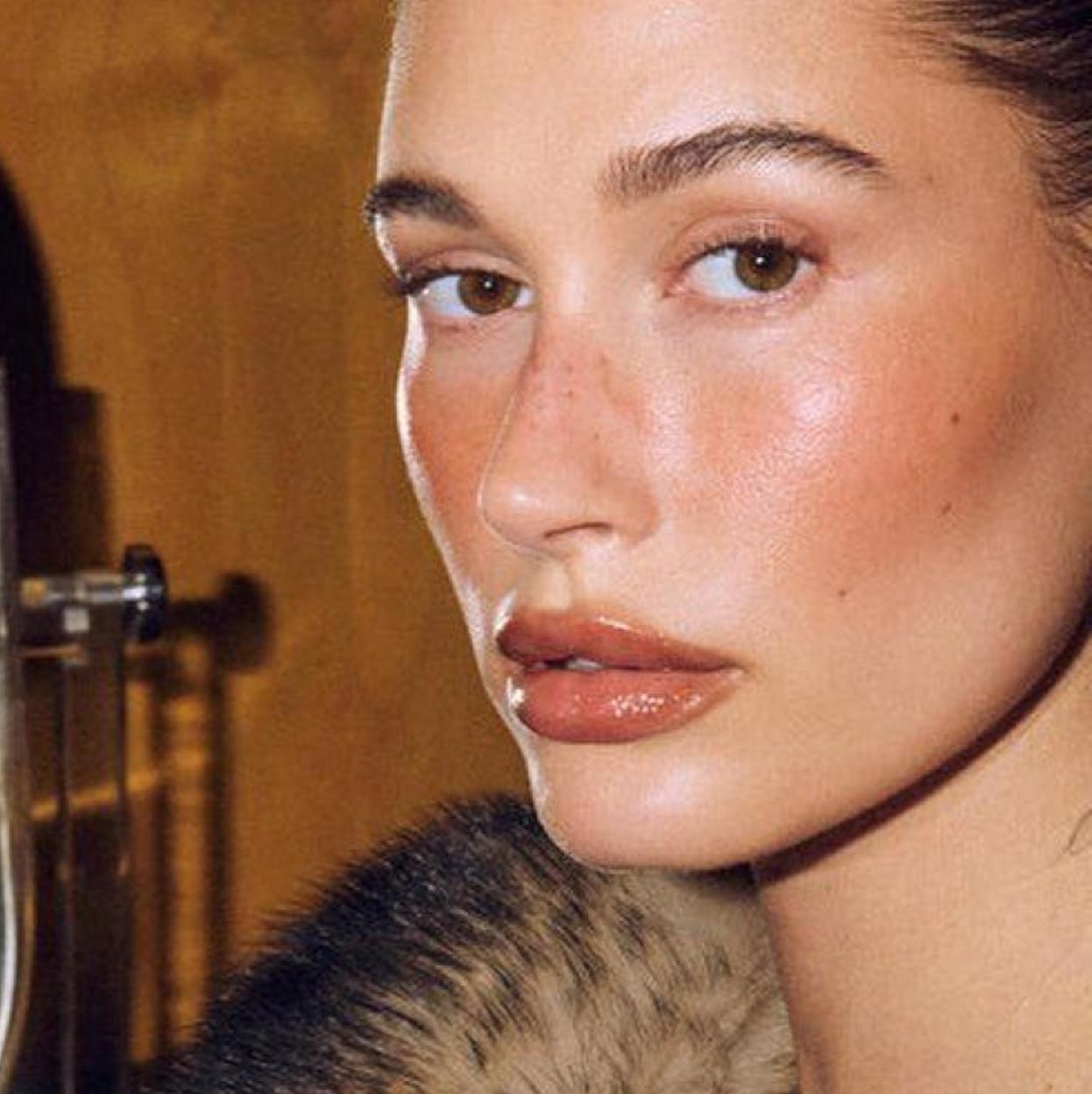 Hailey Bieber con sunkissed blush