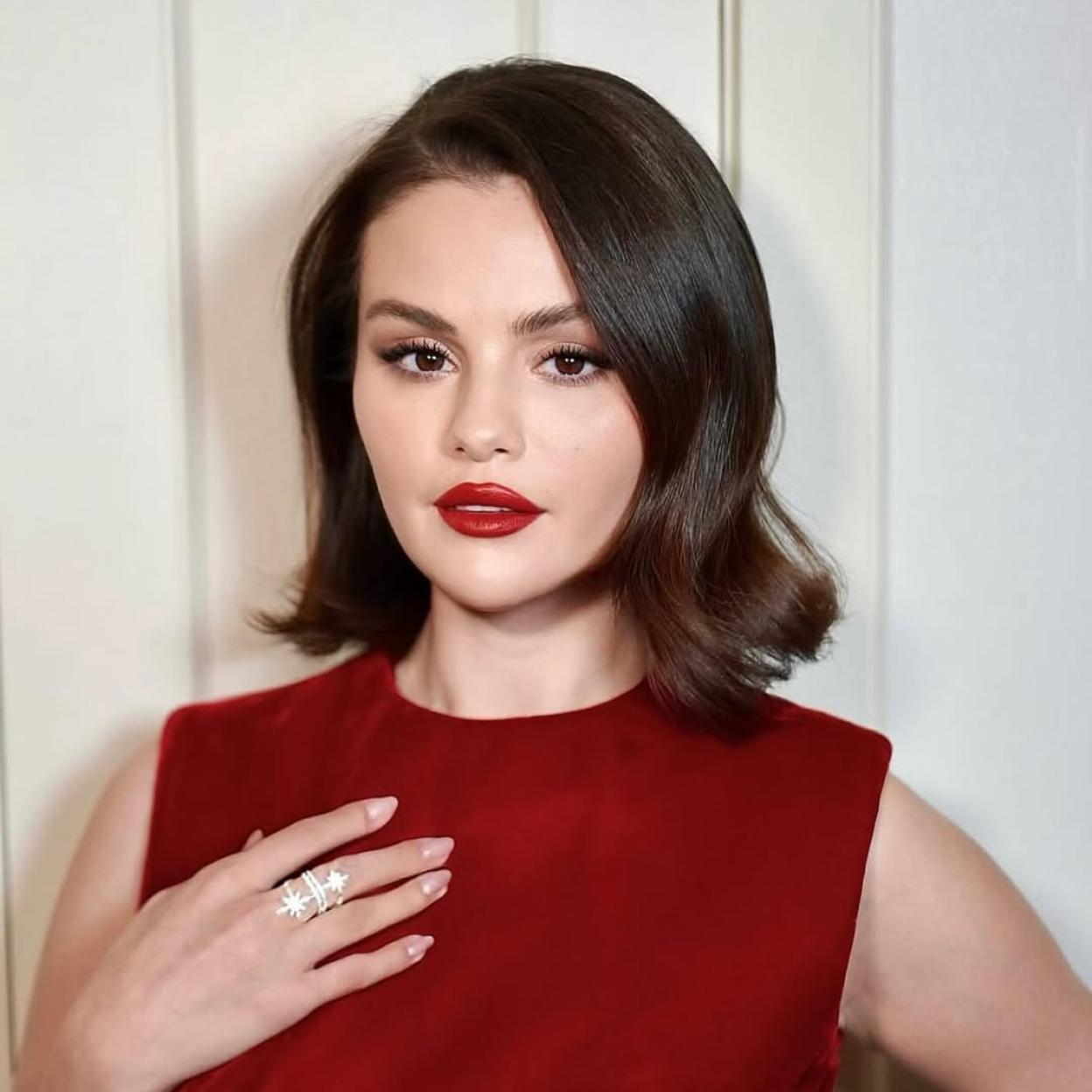 Selena Gomez con manicura aterciopelada.