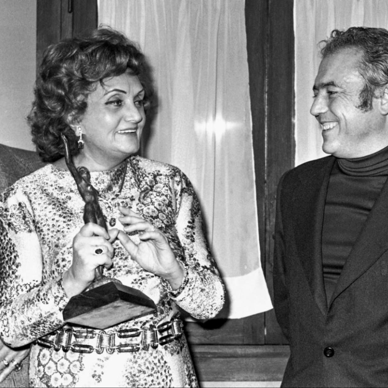 Nini Montián junto al escultor Santiago de Santiago en 1976. 