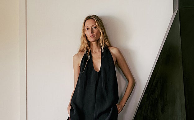 Lo nuevo de Massimo Dutti captura el tiempo con una colección de vestidos y faldas sencillas con estampados sobrios